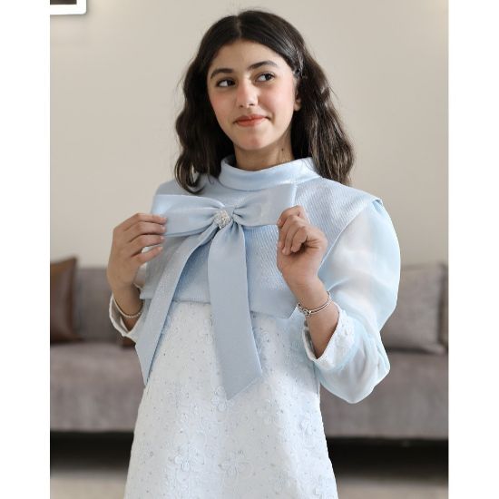 صورة فستان بناتي سماوي مطرز تشجيرة ودلعه بفيونكة رقبة وقصة نص كلوش - 1199